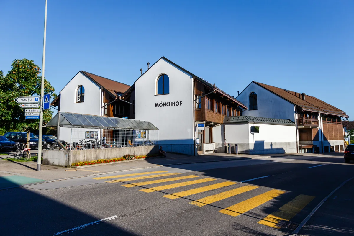 Für 520’000 Franken kann die Gemeinde Räumlichkeiten im Mönchhof kaufen. (Archiv) Aussenansicht des Mönchhofs.